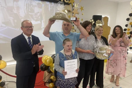 Uczestnicy gali filmowej podsumowującej konkurs dla środowiskowych domów samopomocy