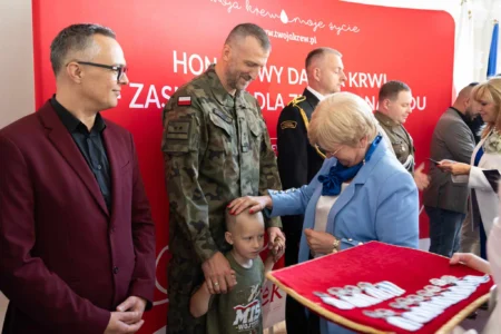 Uczestnicy uroczystości z okazji święta krwiodawców