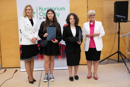 Uczestnicy gali laureatów konkursów przedmiotowych