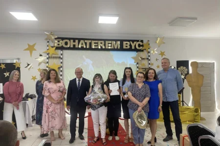 Uczestnicy gali filmowej podsumowującej konkurs dla środowiskowych domów samopomocy