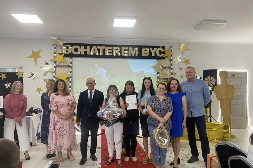 Uczestnicy gali filmowej podsumowującej konkurs dla środowiskowych domów samopomocy