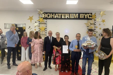 Uczestnicy gali filmowej podsumowującej konkurs dla środowiskowych domów samopomocy