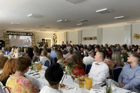 Uczestnicy gali filmowej podsumowującej konkurs dla środowiskowych domów samopomocy