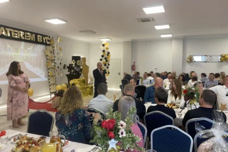 Uczestnicy gali filmowej podsumowującej konkurs dla środowiskowych domów samopomocy