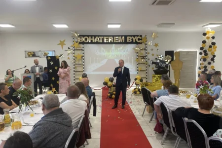 Uczestnicy gali filmowej podsumowującej konkurs dla środowiskowych domów samopomocy