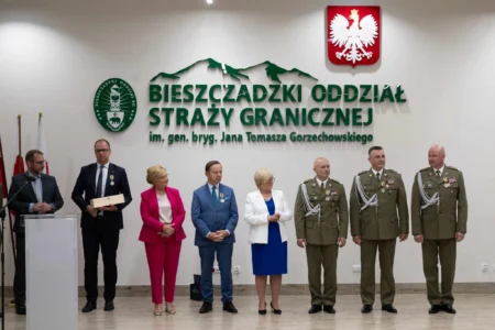 Uczestnicy uroczystości przekazania obowiązków komendantowi Straży Granicznej