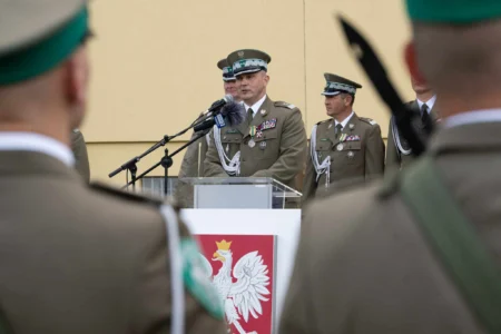 Uczestnicy uroczystości przekazania obowiązków komendantowi Straży Granicznej
