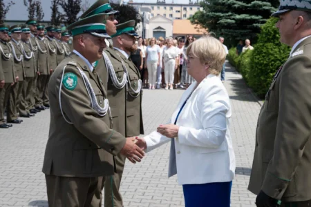 Uczestnicy uroczystości przekazania obowiązków komendantowi Straży Granicznej
