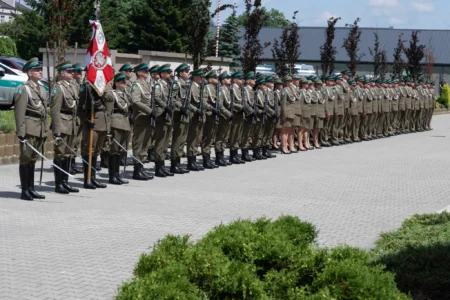 Uczestnicy uroczystości przekazania obowiązków komendantowi Straży Granicznej