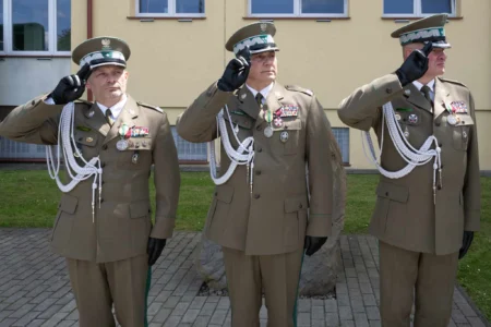 Uczestnicy uroczystości przekazania obowiązków komendantowi Straży Granicznej