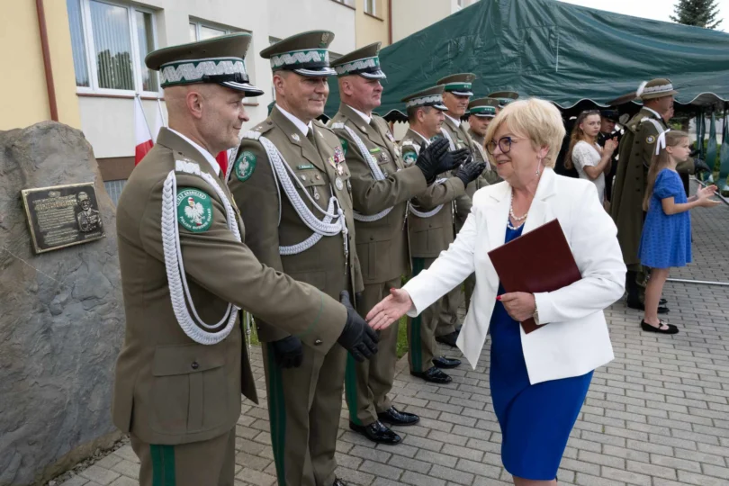 Uczestnicy uroczystości przekazania obowiązków komendantowi Straży Granicznej