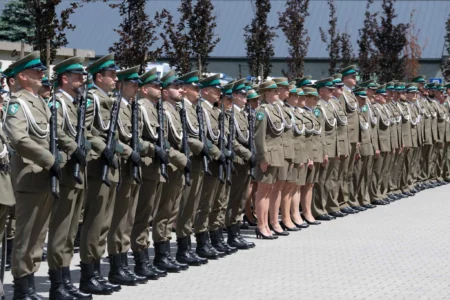 Uczestnicy uroczystości przekazania obowiązków komendantowi Straży Granicznej