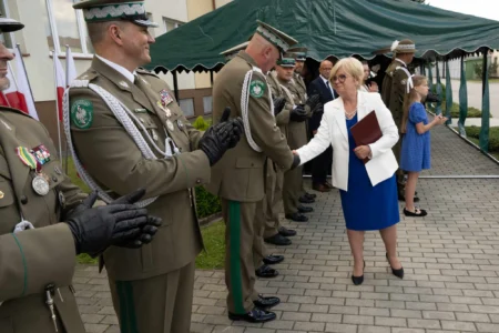 Uczestnicy uroczystości przekazania obowiązków komendantowi Straży Granicznej