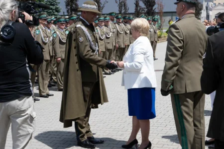 Uczestnicy uroczystości przekazania obowiązków komendantowi Straży Granicznej
