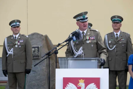 Uczestnicy uroczystości przekazania obowiązków komendantowi Straży Granicznej