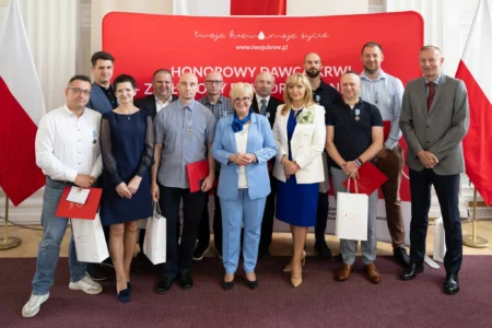 Uczestnicy uroczystości z okazji święta krwiodawców