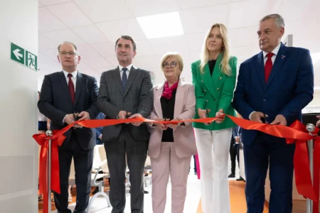 Uczestnicy otwarcia SORu w szpitalu MSWiA