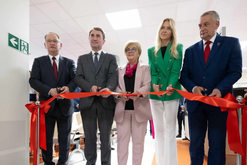 Uczestnicy otwarcia SORu w szpitalu MSWiA