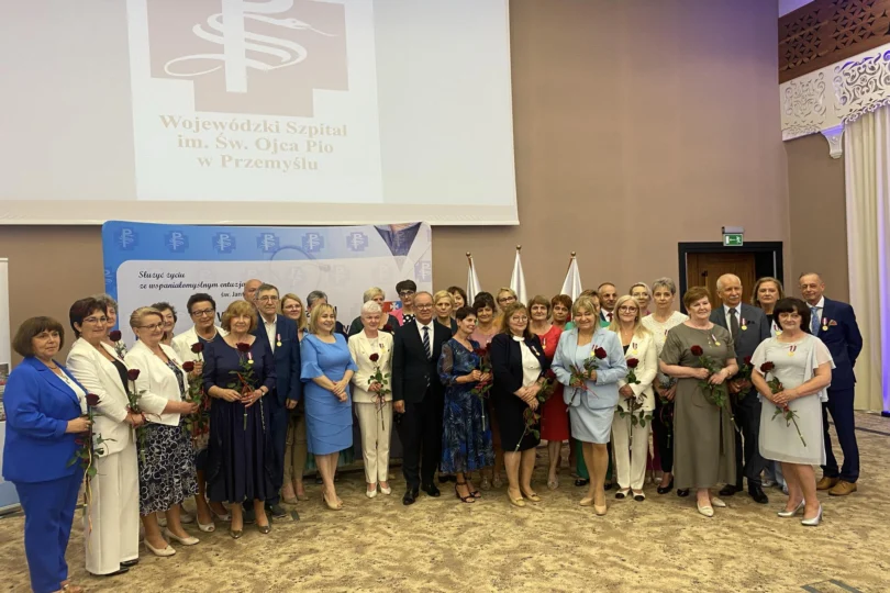 Uczestnicy uroczystości wręczenia odznaczeń w Przemyślu