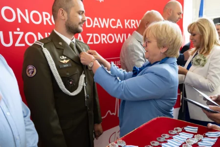 Uczestnicy uroczystości z okazji święta krwiodawców