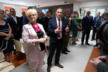 Uczestnicy otwarcia SORu w szpitalu MSWiA