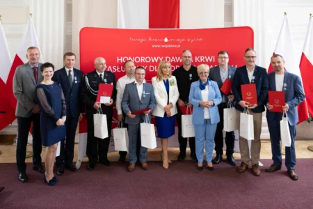 Uczestnicy uroczystości z okazji święta krwiodawców