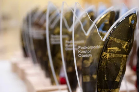 Statuetki dla laureatów konkursów przedmiotowych