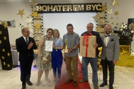 Uczestnicy gali filmowej podsumowującej konkurs dla środowiskowych domów samopomocy