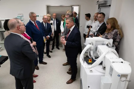 Uczestnicy otwarcia SORu w szpitalu MSWiA