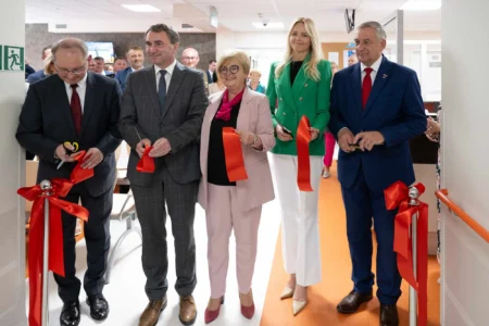 Uczestnicy otwarcia SORu w szpitalu MSWiA