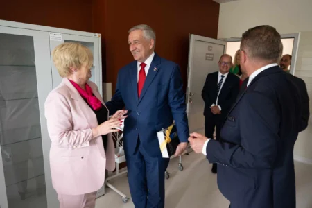 Uczestnicy otwarcia SORu w szpitalu MSWiA