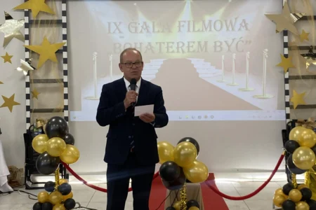 Uczestnicy gali filmowej podsumowującej konkurs dla środowiskowych domów samopomocy