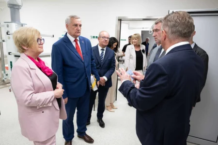 Uczestnicy otwarcia SORu w szpitalu MSWiA