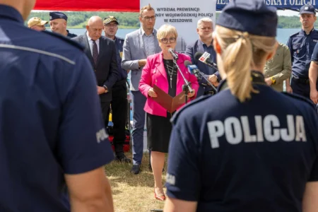 Uczestnicy pikniku dotyczącego bezpieczeństwa nad wodą