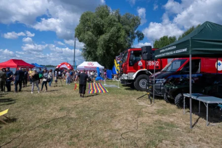 Uczestnicy pikniku dotyczącego bezpieczeństwa nad wodą
