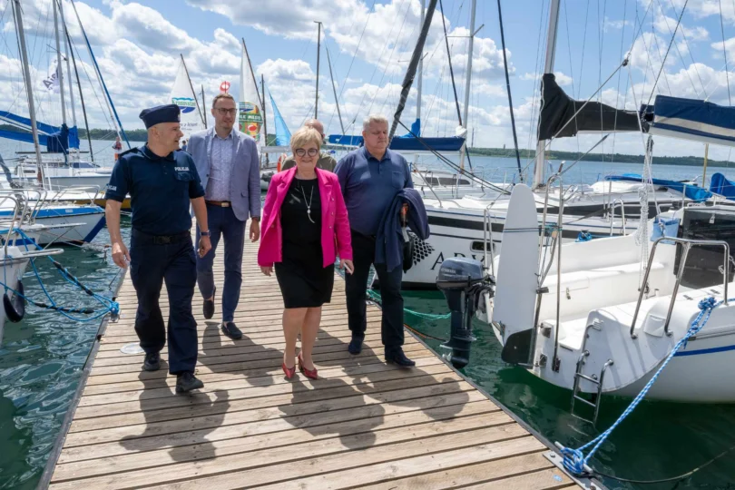 Uczestnicy pikniku dotyczącego bezpieczeństwa nad wodą