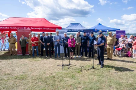 Uczestnicy pikniku dotyczącego bezpieczeństwa nad wodą