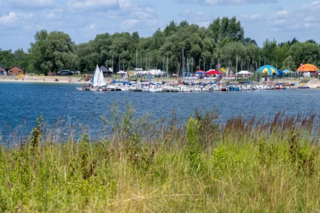 Uczestnicy pikniku dotyczącego bezpieczeństwa nad wodą