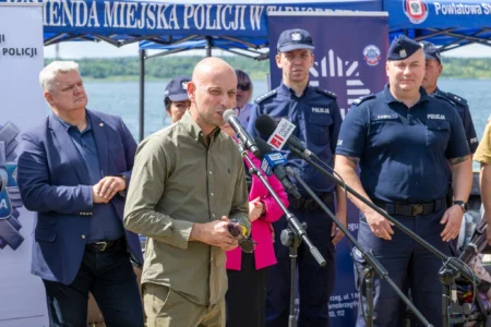 Uczestnicy pikniku dotyczącego bezpieczeństwa nad wodą
