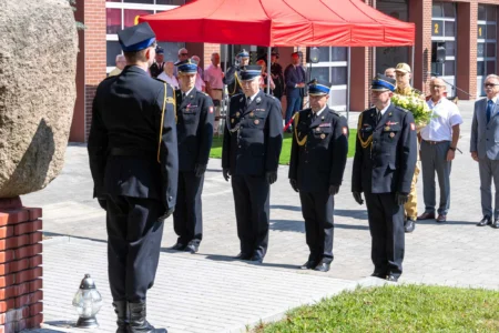 Uczestnicy uroczystej zbiórki strażackiej