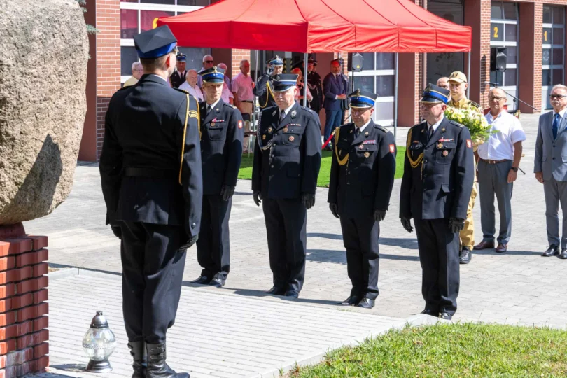 Uczestnicy uroczystej zbiórki strażackiej