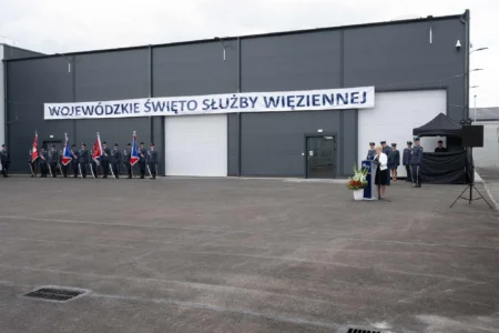 Uczestnicy uroczystości z okazji wojewódzkiego święta służby więziennej