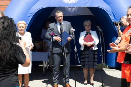 Uczestnicy uroczystości przekazania karetek w Mielcu