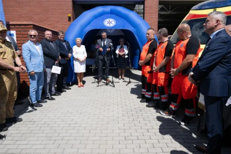 Uczestnicy uroczystości przekazania karetek w Mielcu