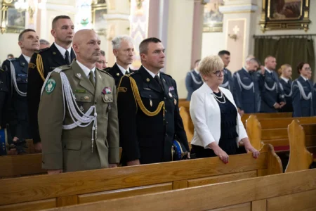 Uczestnicy uroczystości z okazji wojewódzkiego święta służby więzienne