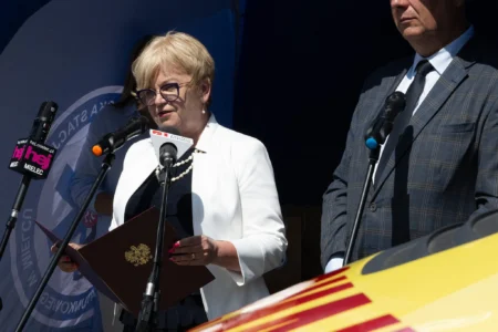 Uczestnicy uroczystości przekazania karetek w Mielcu