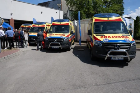 Uczestnicy uroczystości przekazania karetek w Mielcu