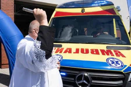 Uczestnicy uroczystości przekazania karetek w Mielcu