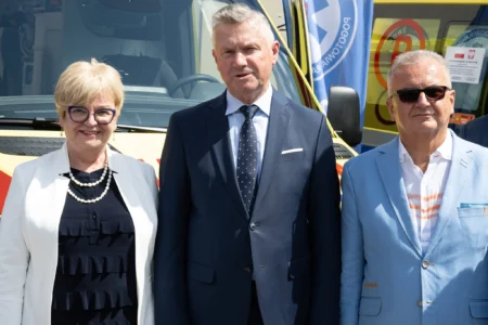 Uczestnicy uroczystości przekazania karetek w Mielcu