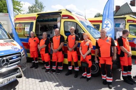 Uczestnicy uroczystości przekazania karetek w Mielcu